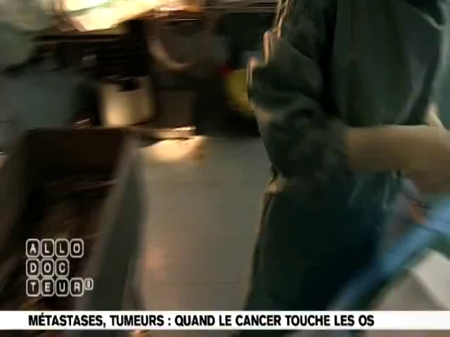 Attention, images d'intervention chirurgicale : une large incision est nécessaire pour accéder aux os de la hanche.