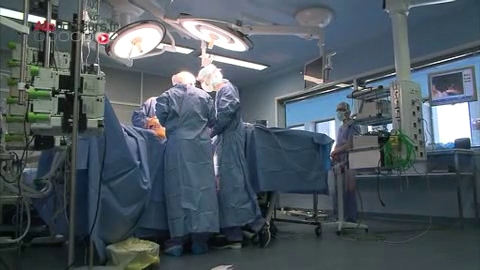 Attention, images d'intervention chirurgicale : huit heures d'opération sont nécessaires pour enlever une vertèbre lombaire contenant une tumeur osseuse.