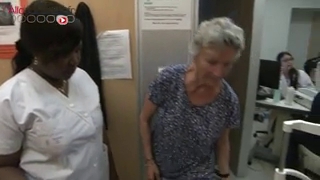 Quand des déformations ou des taches apparaissent dans le champ visuel, il faut consulter au plus vite un ophtalmologiste, car en cas de DMLA, il faut traiter le plus vite possible.