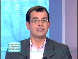 Michel Cymes et Benoît Thevenet expliquent la transmission de la fièvre typhoïde.