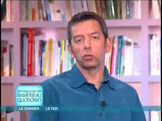 Marina Carrère d'Encausse et Michel Cymes expliquent l'absorption du fer par l'organisme.