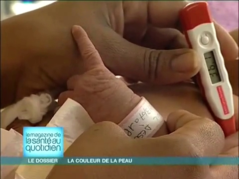 Est-ce que tous les bébés naissent plutôt blancs de peau ?