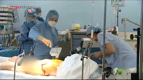 Attention, images d’intervention chirurgicale : l'opération consiste à libérer l’intestin.