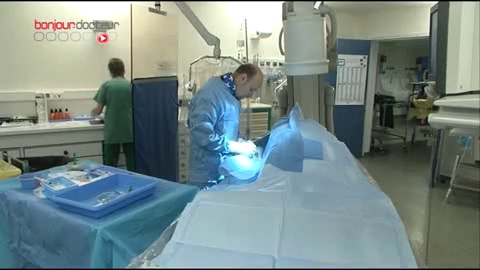 Attention, images d’intervention chirurgicale : une fois placé, le stent maintient le calibre de l’artère.