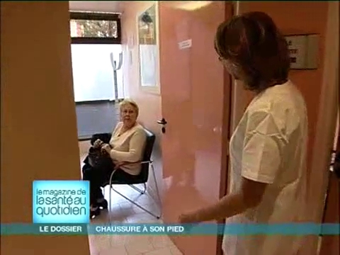 Le podologue retire les excédents de peau au scalpel.