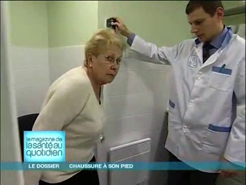 Le podo-orthésiste fabrique un moule du pied du patient.