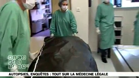 Les élèves légistes examinent, trois ans après sa mort, les restes d'une femme...