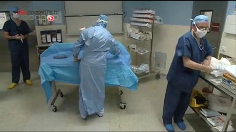 Attention, images d'intervention chirurgicale : le chirurgien procède à un laçage du tendon pour le renforcer.