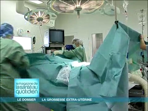 Attention, images d’intervention chirurgicale : il faut parfois retirer la trompe qui contient l’œuf.