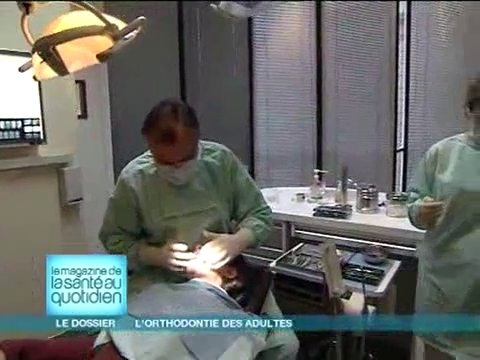 Attention, images d’intervention chirurgicale : en cas de parodontite, il faut assainir la partie sous la gencive avant de commencer l’orthodontie.