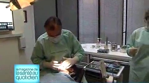 Attention, images d’intervention chirurgicale : en cas de parodontite, il faut assainir la partie sous la gencive avant de commencer l’orthodontie.