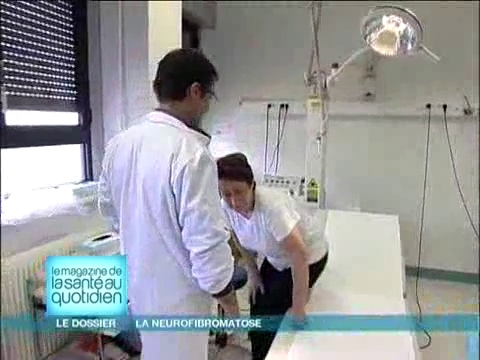 Attention, images d’intervention chirurgicale : le médecin exerce une pression sur le neurofibrome pour l’expulser.