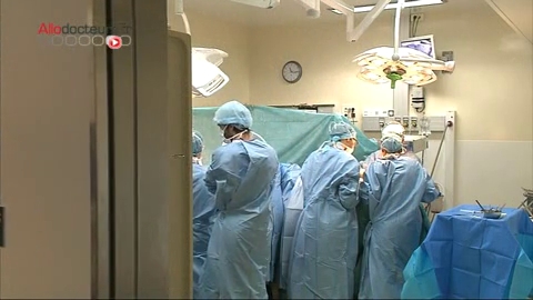 Attention images de chirurgie ! Le but de l'intervention est de reconstruire la mâchoire.