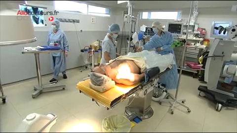 Attention, images d’intervention chirurgicale : la prothèse est insérée entre les deux vertèbres cervicales.