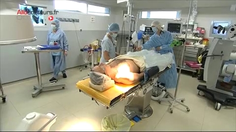 Attention, images d’intervention chirurgicale : la prothèse est insérée entre les deux vertèbres cervicales.