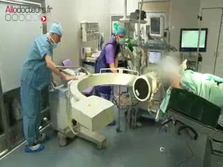 Attention, images d'intervention chirurgicale : le chirurgien atteint l'hypophyse en passant par les narines.