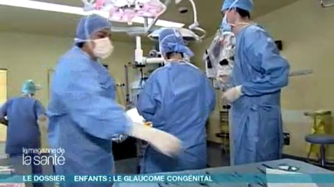 Attention, images d’intervention chirurgicale : l’humeur aqueuse s’évacue par une toute petite trappe créée par le chirurgien.