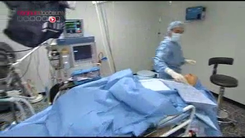 Attention, images d’intervention chirurgicale : le chirurgien vérifie la bonne longueur du muscle de la paupière en demandant au patient d’ouvrir et de fermer les yeux.