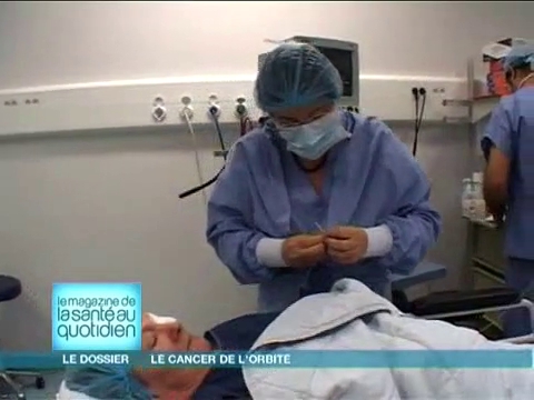 Attention, intervention chirurgicale, images difficiles : le chirurgien pose des implants autour de l’orbite mis à nu.