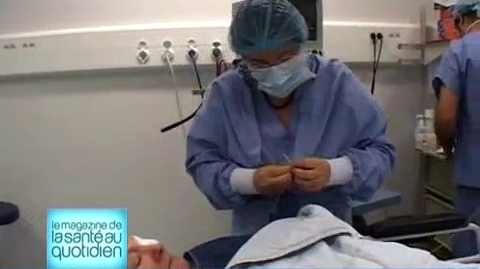 Attention, intervention chirurgicale, images difficiles : le chirurgien pose des implants autour de l’orbite mis à nu.