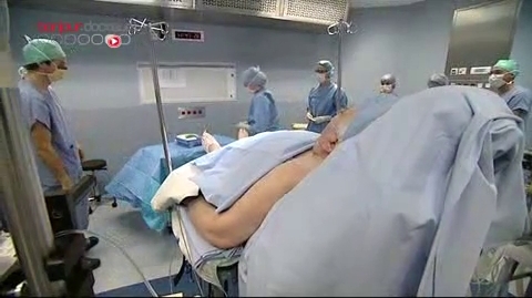 Attention, images d’intervention chirurgicale : c’est grâce à l’électrode que le traitement est efficace.