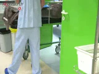 Attention, images difficiles d'intervention chirurgicale : le chirurgien retire la tumeur et relie le côlon au sphincter anal.