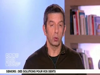 Marina Carrère d’Encausse et Michel Cymes décrivent les implants dentaires, bridges et dentiers.