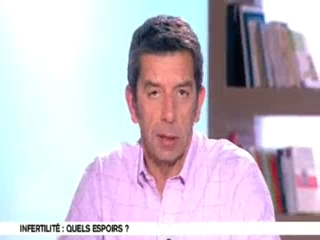 Michel Cymes et Benoît Thevenet expliquent le processus de fécondation.