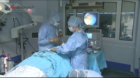 Attention, images d'intervention chirurgicale : le chirurgien passe ses instruments par la narine du patient.