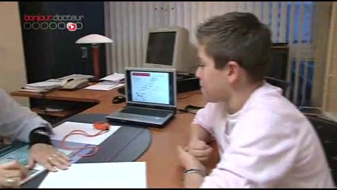 Alexis fait des exercices pour maîtriser ses tics