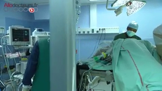 Attention images de chirurgie ! Une personne âgée, tombée de sa hauteur, doit être opérée.