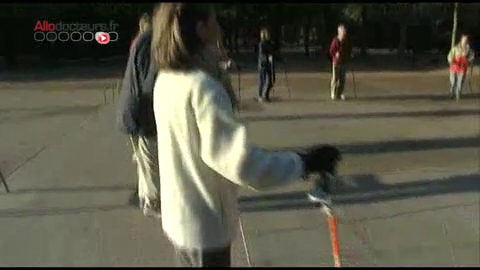 La marche nordique est une marche dynamique qui mobilise l'ensemble du corps. De plus en plus de seniors en sont adeptes.