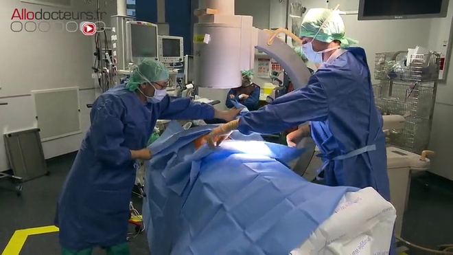 Attention, images de chirurgie ! Implantation d'un neurostimulateur médullaire