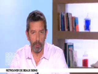 Benoît Thevenet et Michel Cymes expliquent l'anatomie du sein.