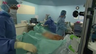 Attention images de chirurgie ! Quand les polypes découverts à la coloscopie sont trop volumineux pour être retirés lors de cet examen, il faut passer par la chirurgie.