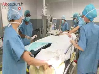 Attention, images de chirurgie orthopédique ! Comment pose-t-on une prothèse de cheville ?