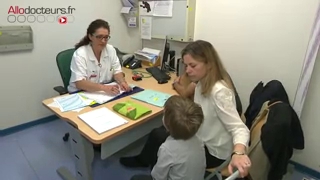 Consultation au centre de référence des maladies rares de la croissance de l'hôpital Robert Debré à Paris