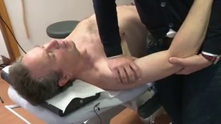 Séance de kinésithérapie pour un patient souffrant d'une tendinite de l'épaule