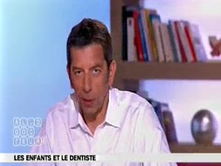 Michel Cymes et Benoît Thevenet expliquent le remplacement des dents de lait par les dents définitives.