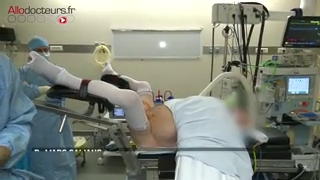 Attention, images de chirurgie : la bandelette est positionnée sous l'urètre.