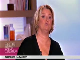 Marina Carrère d'Encausse et Michel Cymes expliquent la myélinisation.