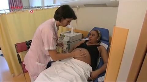 Visite de contrôle à l'hôpital privé d'Anthony ave Gisèle, 23 ans, enceinte de son premier enfant