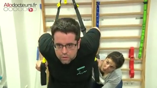 Mickael suit un programme de rééducation après un accident de parapente.