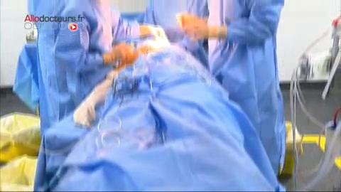 Attention, images d'intervention chirurgicale : pour accéder au larynx, le chirurgien doit d'abord décoller la peau de la gorge.