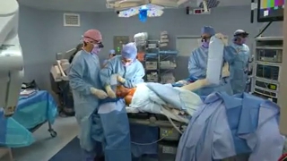 Attention images de chirurgie ! La pharyngectomie robotisée correspond à l'ablation du pharynx à l'aide d'un robot.
