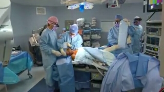 Attention images de chirurgie ! La pharyngectomie robotisée correspond à l'ablation du pharynx à l'aide d'un robot. 