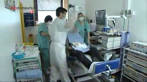 Le fibroscope est introduit par une narine à l'intérieur de la trachée et des bronches.
