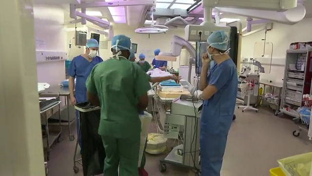 Attention, images de chirurgie ! Le chirurgien a choisi la technique endovasculaire pour ce patient