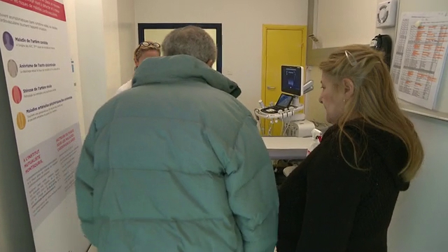 Le suivi régulier avec des imageries de contrôle permet de vérifier notamment l'absence de fuites