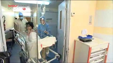 Attention, images de chirugie ! La chirurgie permet à l'enfant de retrouver l'usage de ses mains